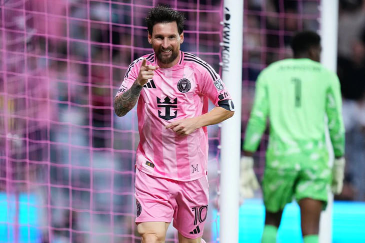 Messi lập cú đúp sau khi chia tay tuyển Argentina